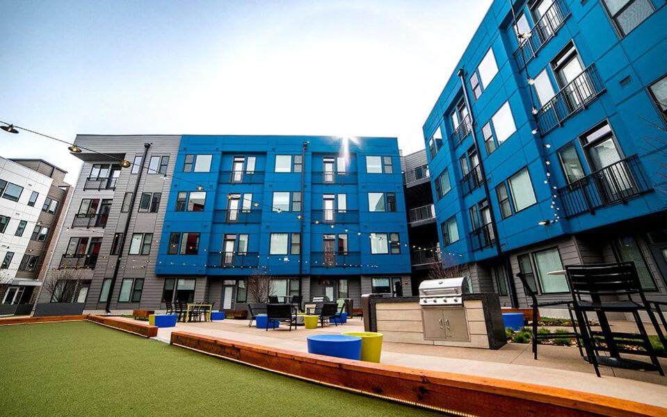Vibrant 2BR Corner Suite and Free Parking at CityWay